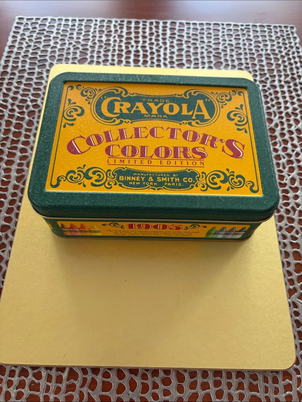 Vintage 1991 Crayola collectors colors tin with 72 crayons